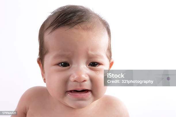 Bambino Piangere - Fotografie stock e altre immagini di 12-17 mesi - 12-17 mesi, 2-5 Mesi, Bebé