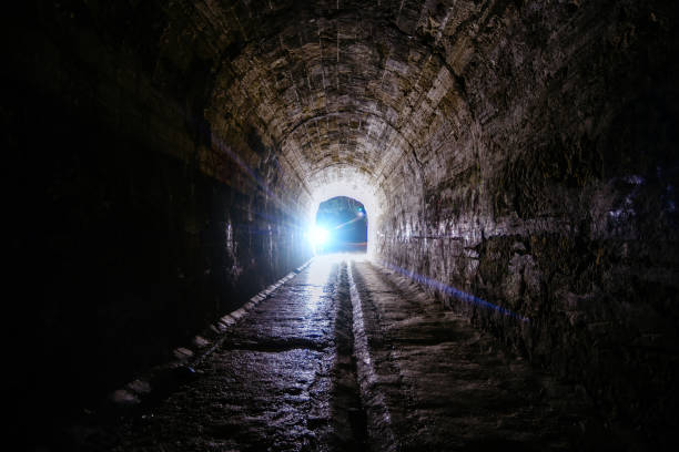 escuro e assustador velho histórico abobadado túnel de estrada subterrânea - gothic style road car spooky - fotografias e filmes do acervo