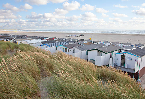 visualizza in case sulla spiaggia e mare di ijmuiden - ijmuiden foto e immagini stock