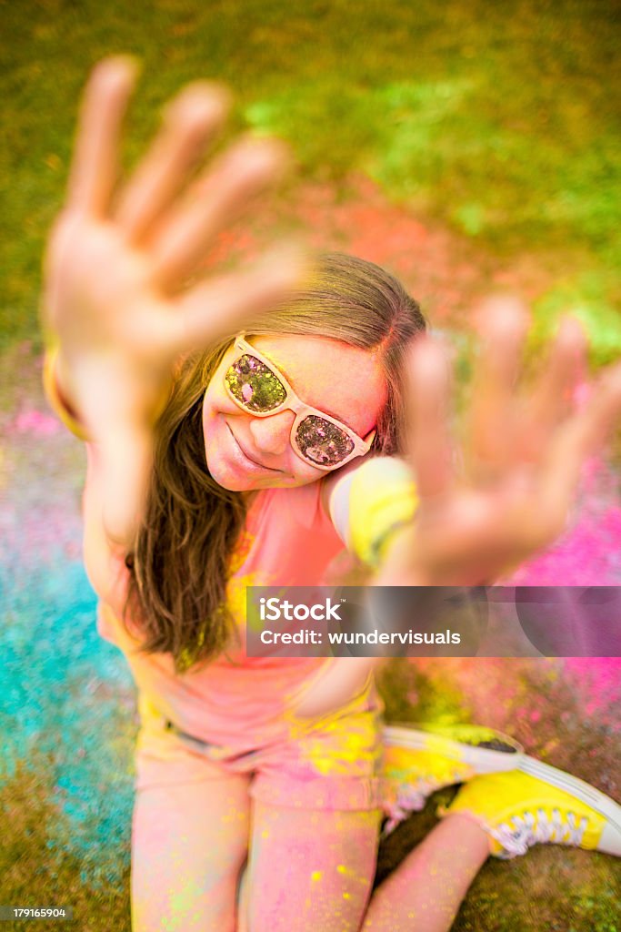 Hipster Menina celebrar o Festival de Holi com pó colorido - Royalty-free Adolescente Foto de stock