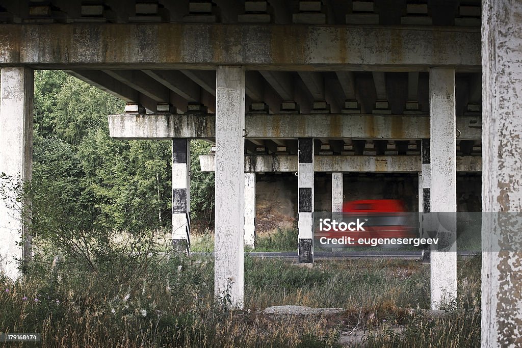 Roten Lieferwagen Auto geht schnell unter old bridge - Lizenzfrei Abstrakt Stock-Foto