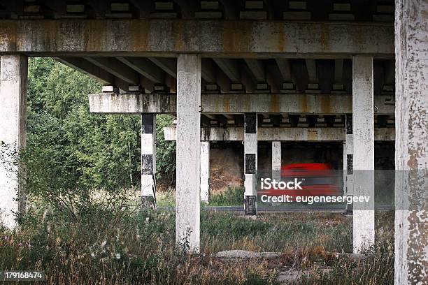 Roten Lieferwagen Auto Geht Schnell Unter Old Bridge Stockfoto und mehr Bilder von Abstrakt