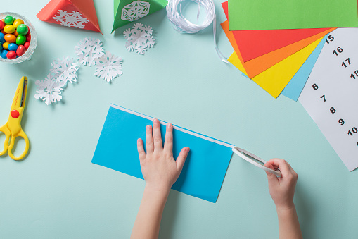 Advent calendar made of colored paper. Step-by-step instructions for making Christmas crafts. Diy for children