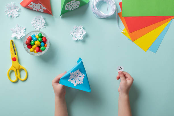 istock Advent calendar made of colored paper. Step-by-step instructions for making Christmas crafts. Diy for children. flat lay 1791686787