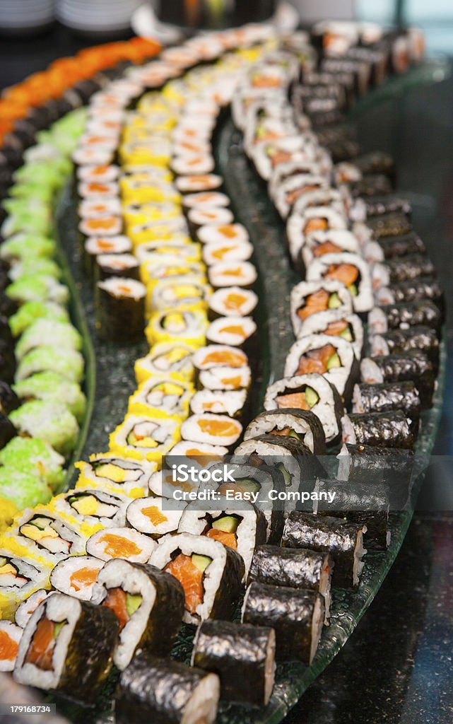 Sushi são providenciados no prato - Foto de stock de Alimento consumido royalty-free