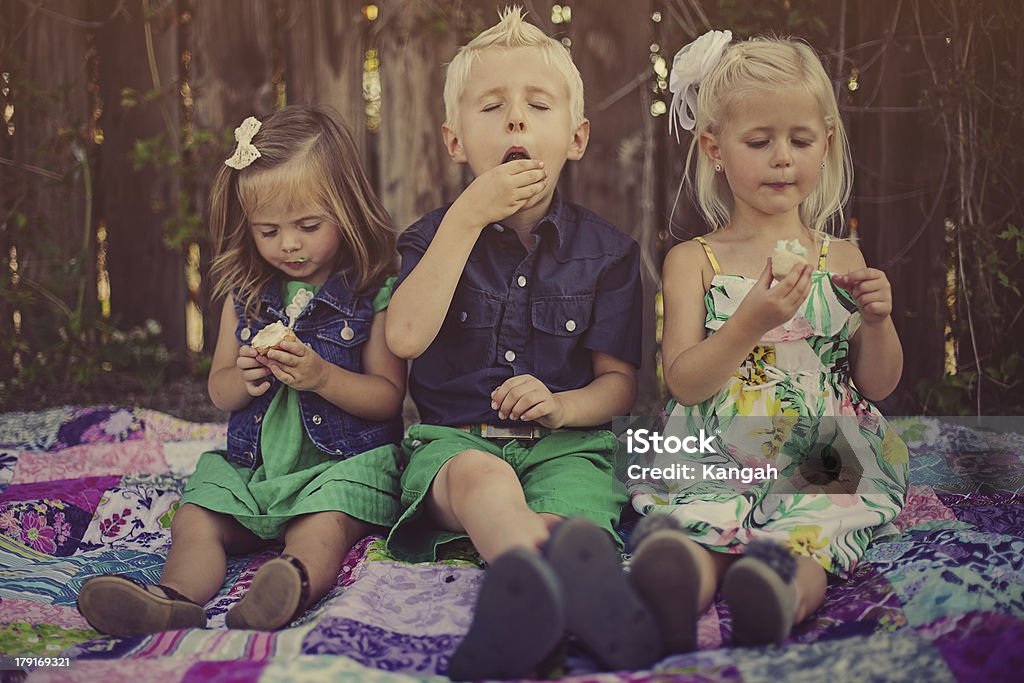3 bambini mangiare Cupcake - Foto stock royalty-free di 2-3 anni