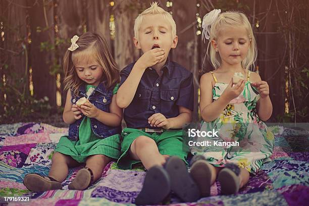 3 Bambini Mangiare Cupcake - Fotografie stock e altre immagini di 2-3 anni - 2-3 anni, 4-5 anni, 6-7 anni