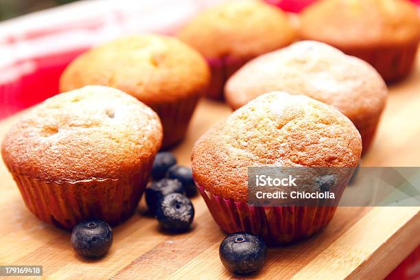 Bollos De Arándanos Foto de stock y más banco de imágenes de Al horno - Al horno, Alimento, Arándano