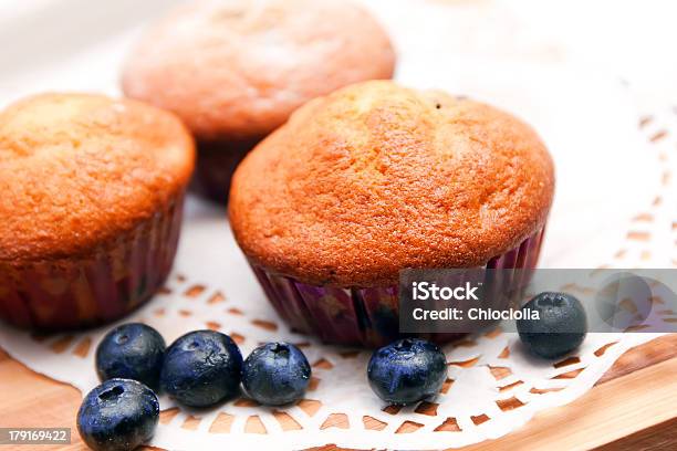 Photo libre de droit de Muffins Aux Bleuets banque d'images et plus d'images libres de droit de Aliment - Aliment, Assiette, Blanc