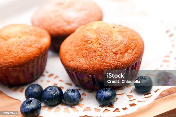 Foto de Muffins De Mirtilo e mais fotos de stock de Assado no Forno - Assado no Forno, Azul, Açúcar