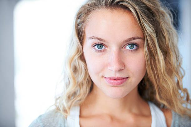 seguro y seguros de joven belleza - smiling women blond hair human face fotografías e imágenes de stock