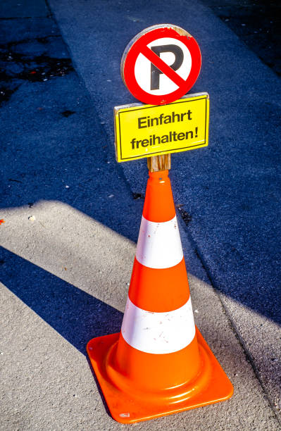знак «парковка запрещена» в германии - перевод: парковка запрещена - ausfahrt стоковые фото и изображения