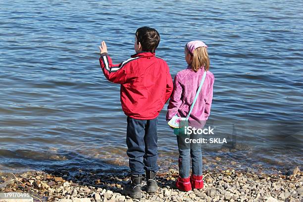 Дети Стоя И Играет На Озеро — стоковые фотографии и другие картинки В воде - В воде, Вид сзади, Семья с двумя детьми