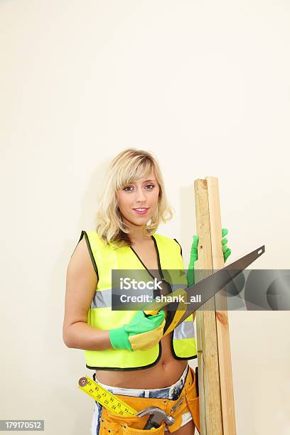 Foto de Carpinteiro Feminino e mais fotos de stock de 20-24 Anos - 20-24 Anos, Alicate, Cabelo Louro