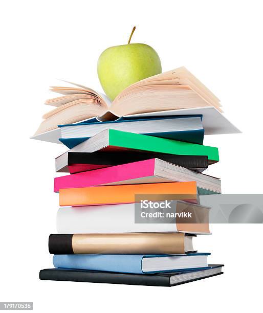 Pila De Libros Con Verde Manzana En La Parte Superior Foto de stock y más banco de imágenes de Cubierta de libro