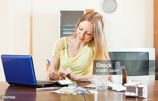 De Pêlo Comprido Mulher A Ler Sobre Medicamentos Na Internet - Fotografias de stock e mais imagens de Adulto