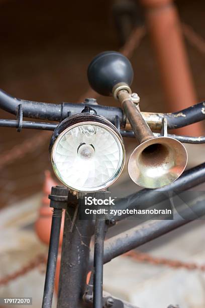 Vintage Bocina De Bicicleta En El Manillar Foto de stock y más banco de imágenes de Carraca - Carraca, Brillante, Cromo - Metal