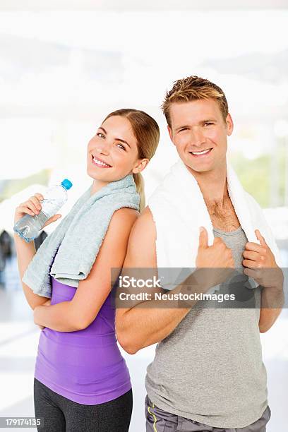 Casal Amoroso Com Toalhas E Garrafa De Água No Ginásio - Fotografias de stock e mais imagens de Casal