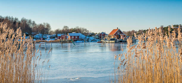 冬ジョンフィッシング島 - sweden cottage winter snow ストックフォトと画像