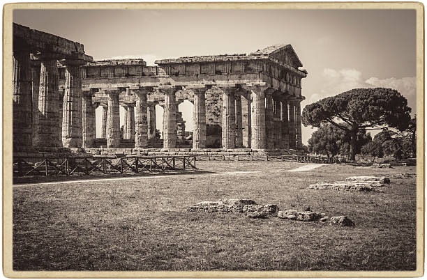 paestum, tempio di nettuno - temple of neptune foto e immagini stock