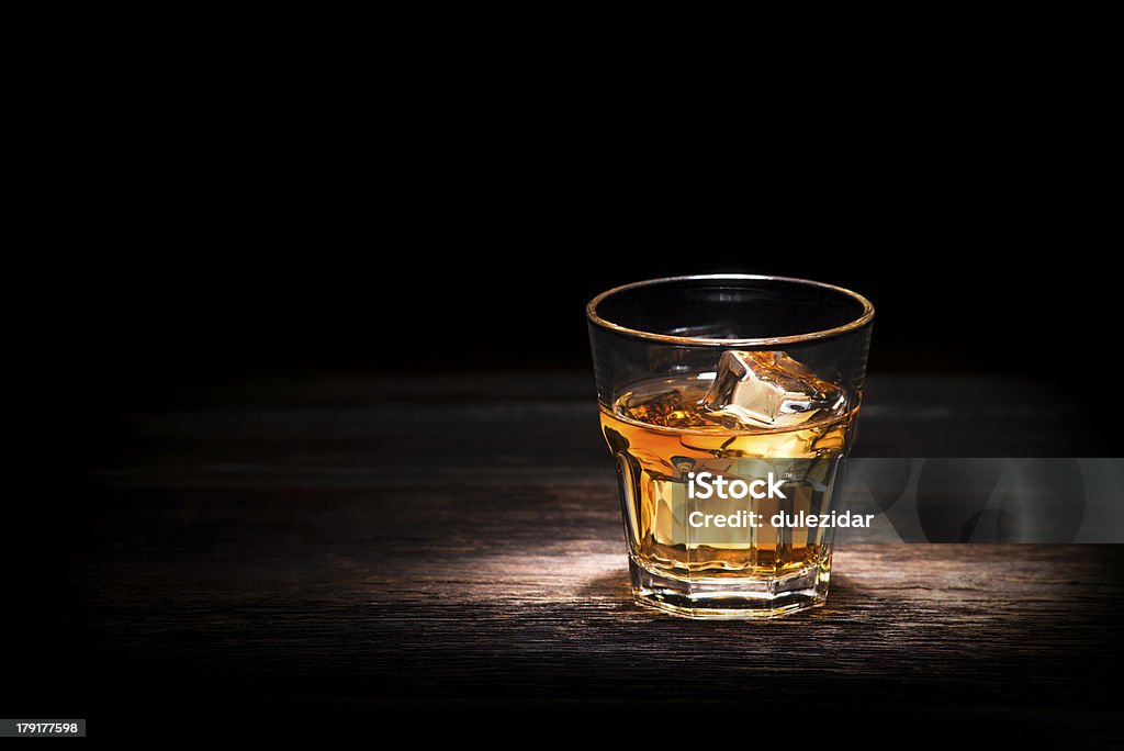 Whiskey - Foto stock royalty-free di Bicchierino da shot