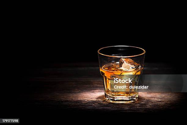 Foto de Uísque e mais fotos de stock de Copo de Bebida Alcoólica - Copo de Bebida Alcoólica, Whisky, Antigo