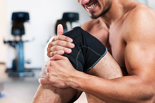 rinnova di lesioni - human knee physical injury bandage muscular build foto e immagini stock