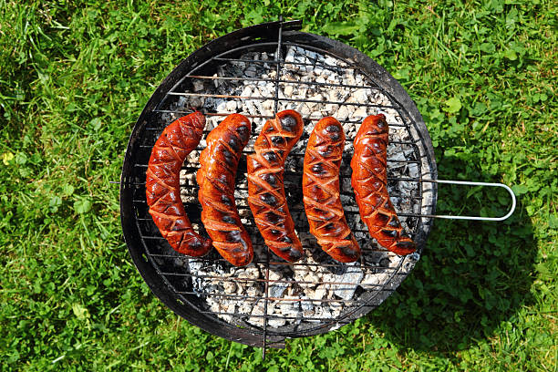 ソーセージグリルでバーベキューグリル - sausage bratwurst barbecue grill barbecue ストックフォトと画像