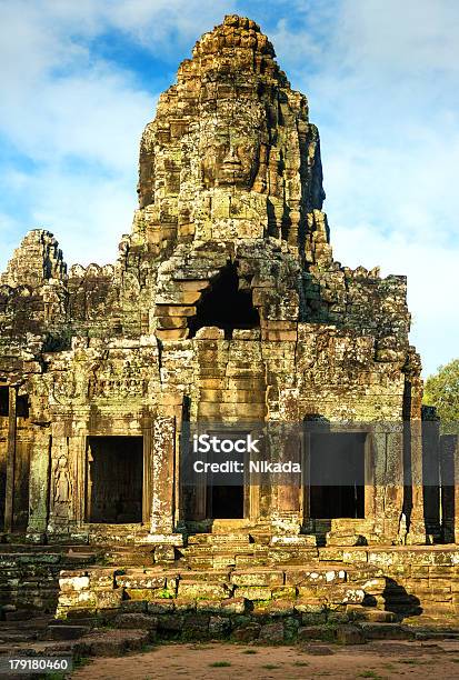 Duży Kamień Głowa W Angkor Wat Kambodża - zdjęcia stockowe i więcej obrazów Angkor - Angkor, Angkor Wat, Antropomorficzna buźka