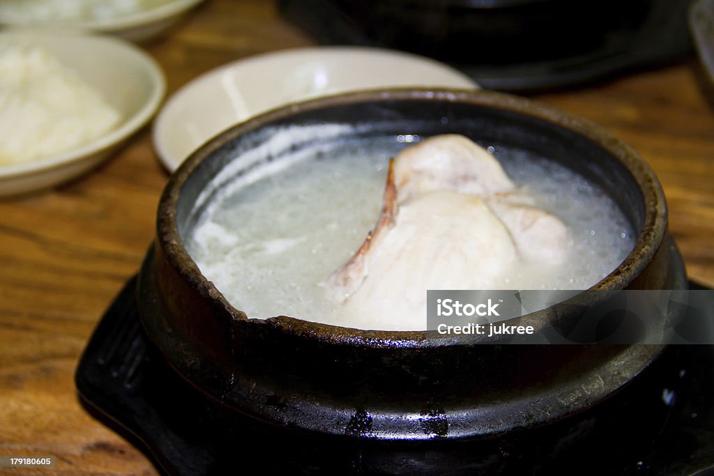 Ginseng sopa de pollo. Comida coreana - Foto de stock de Ajo libre de derechos