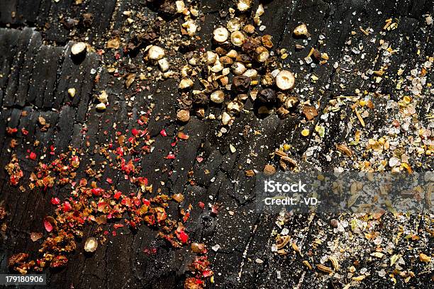 Photo libre de droit de Poivre Noir Et Rouge banque d'images et plus d'images libres de droit de Ail - Légume à bulbe - Ail - Légume à bulbe, Aliment, Aliments et boissons