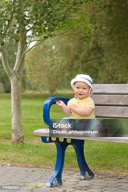 Szczęśliwy Dziecka Na Park Bench - zdjęcia stockowe i więcej obrazów 6 - 11 miesięcy - 6 - 11 miesięcy, Chłopcy, Dziecko