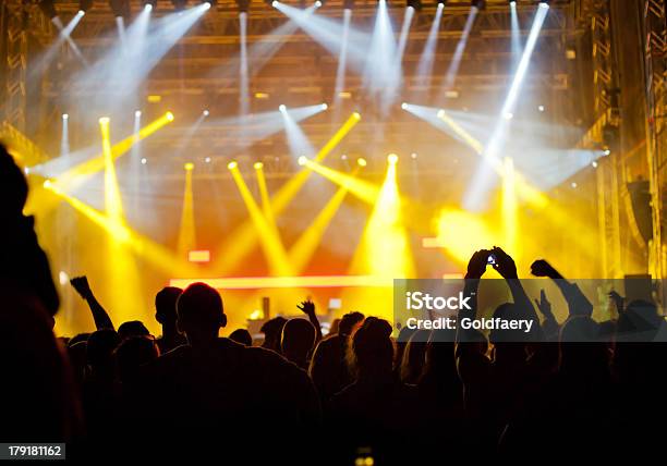 Koncert Tłum - zdjęcia stockowe i więcej obrazów Adolescencja - Adolescencja, Artysta, Atmosfera - Wydarzenia