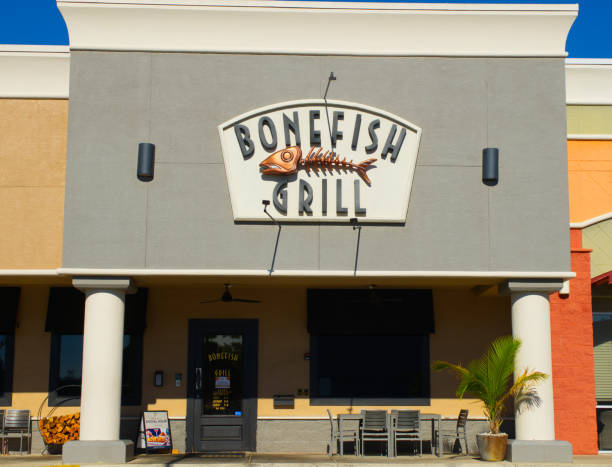 bonefish grill es una cadena de restaurantes de lujo que ofrece mariscos frescos. tienen 215 ubicaciones en todo estados unidos. letrero exterior de entrada principal al negocio - bonefish fotografías e imágenes de stock