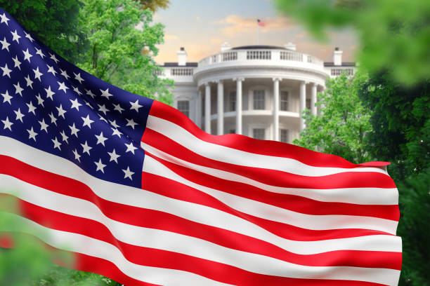 ワシントンdcのホワイトハウスを背景にしたアメリカ国旗 - washington dc day white house american flag ストックフォトと画像