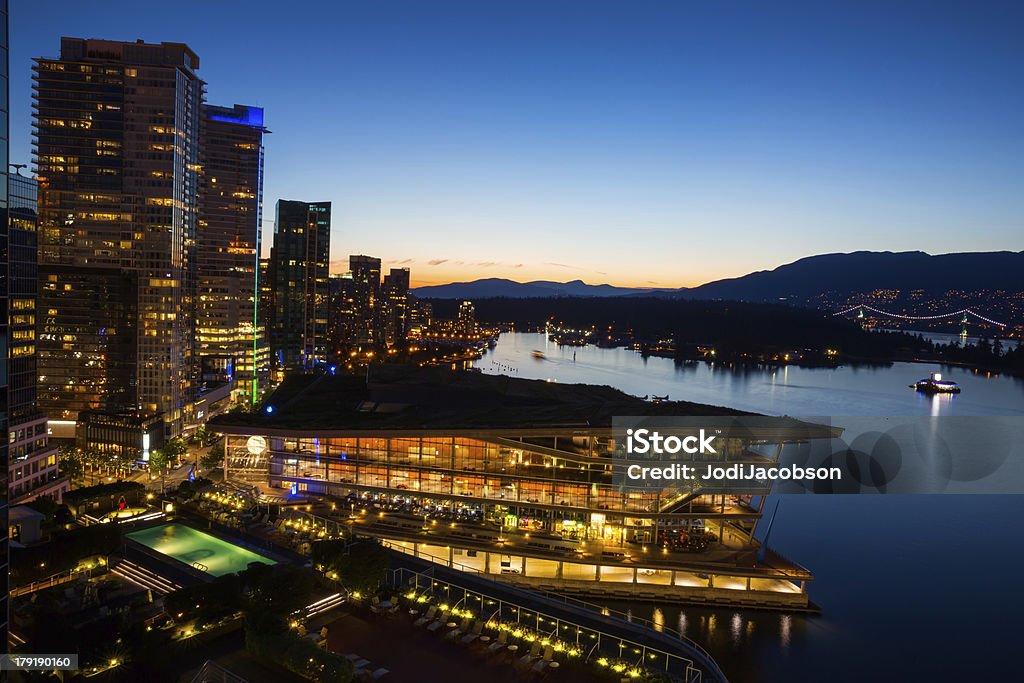 Paisaje de la ciudad: Crepúsculo en el centro de la ciudad de Vancouver - Foto de stock de Anochecer libre de derechos