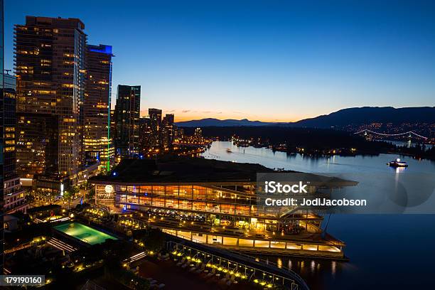 Paisaje De La Ciudad Crepúsculo En El Centro De La Ciudad De Vancouver Foto de stock y más banco de imágenes de Anochecer