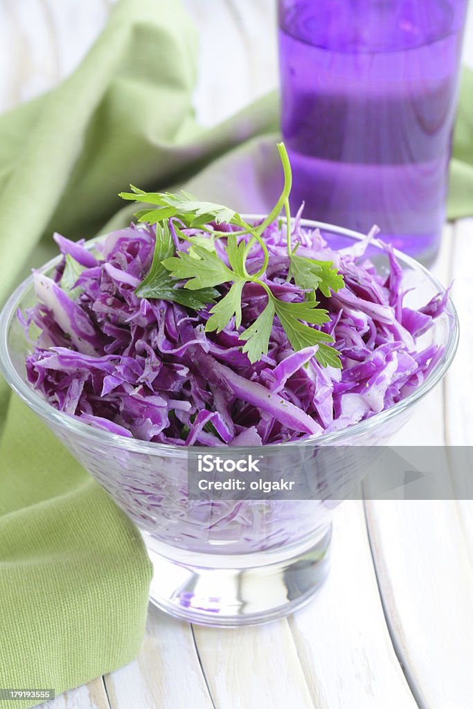 Maionese de Couve Salada de Repolho Roxo com Salsa e maionese - Royalty-free Alimentação Saudável Foto de stock