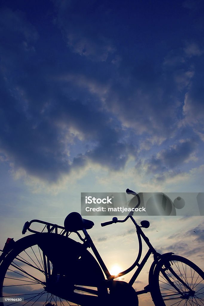 silhouette stile olandese bicicletta - Foto stock royalty-free di Bicicletta