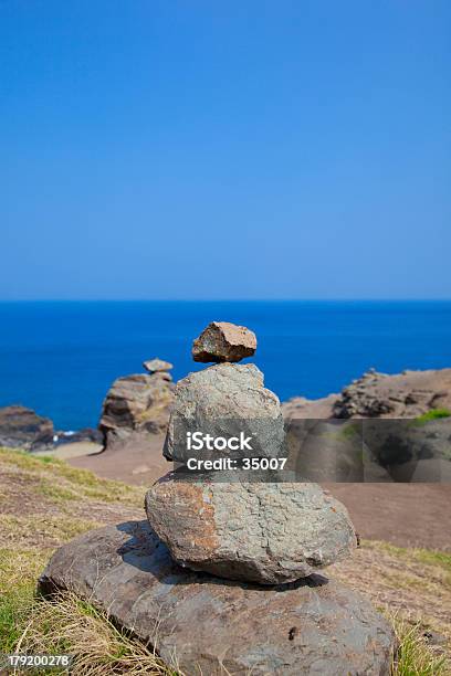 Balancing Stone Pile Stockfoto und mehr Bilder von Arrangieren - Arrangieren, Betrachtung, Buddhismus