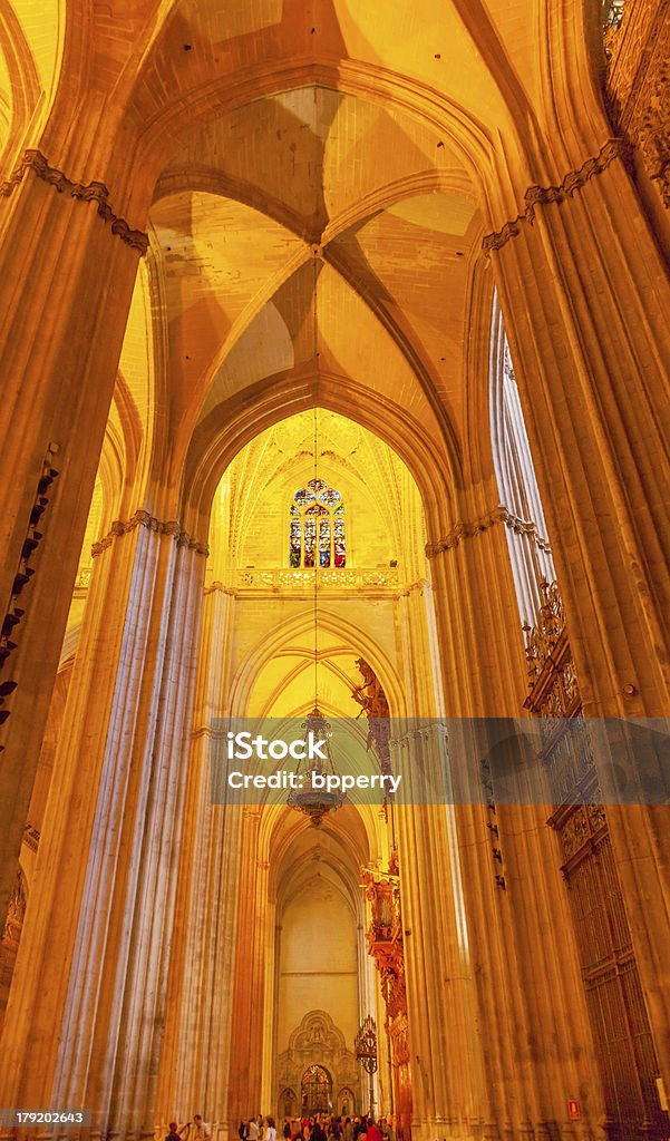 Arch Vitrales estatuas Parisioners catedral de Sevilla, España - Foto de stock de Arco - Característica arquitectónica libre de derechos