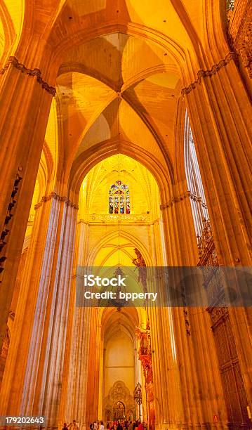 Arch Vitrales Estatuas Parisioners Catedral De Sevilla España Foto de stock y más banco de imágenes de Arco - Característica arquitectónica