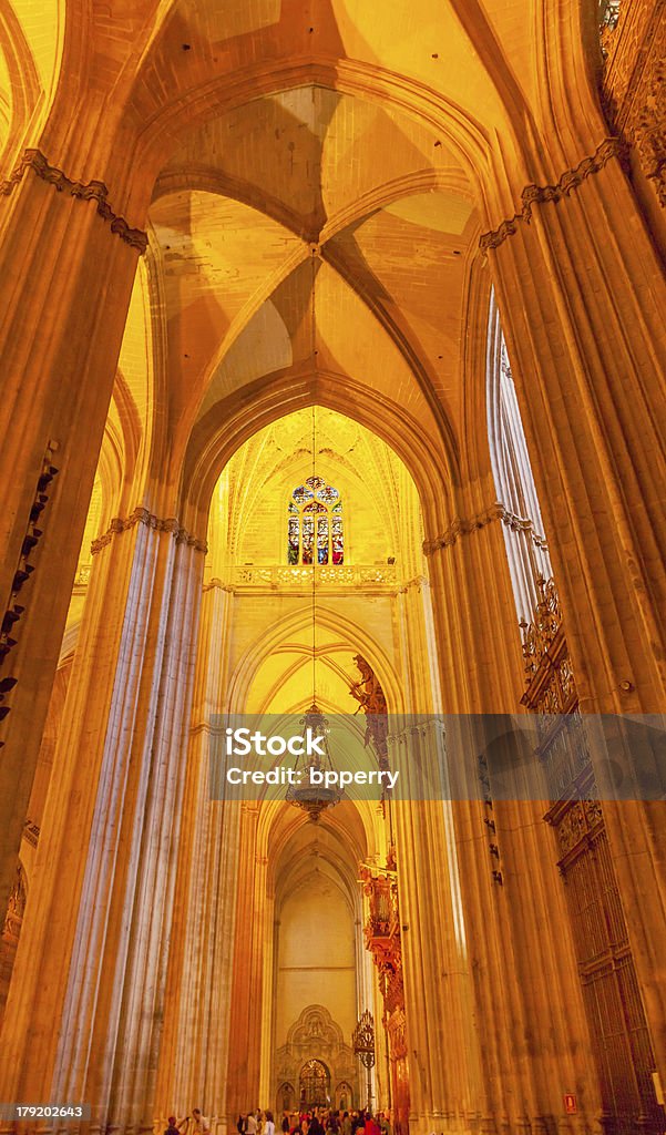 Arch Vetro istoriato statue Parisioners Cattedrale di Siviglia, Spagna - Foto stock royalty-free di Andalusia