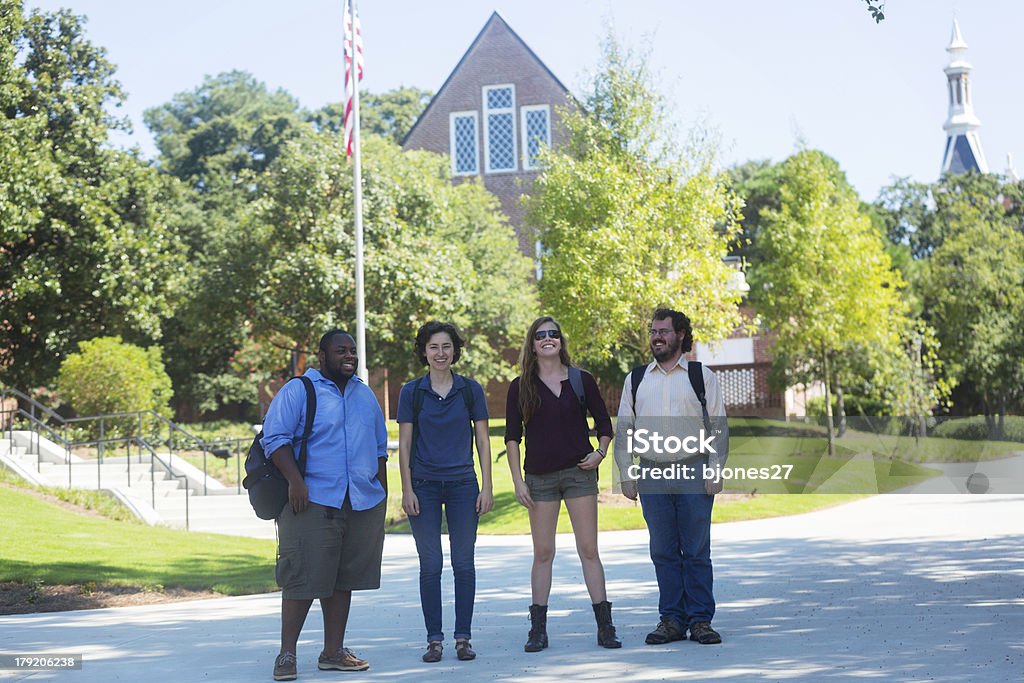 Étudiants sur le Campus - Photo de Adolescence libre de droits