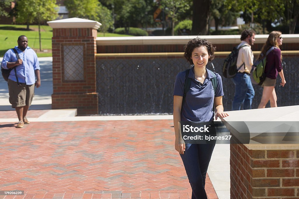 Studenti nel Campus - Foto stock royalty-free di Adolescenza