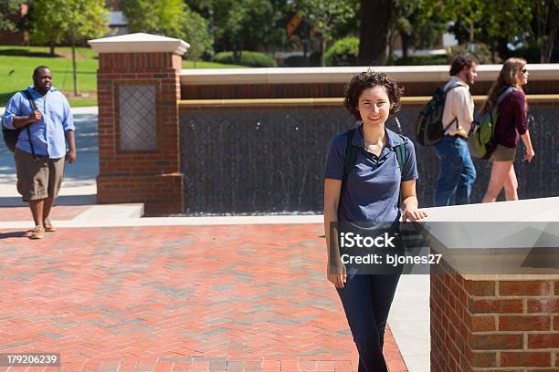 Studenti Nel Campus - Fotografie stock e altre immagini di Adolescenza - Adolescenza, Adulto, Afro-americano