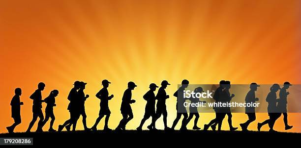 大きなグループの人々がサンセットを背景に - 日没のベクターアート素材や画像を多数ご用意 - 日没, 走る, オレンジ色