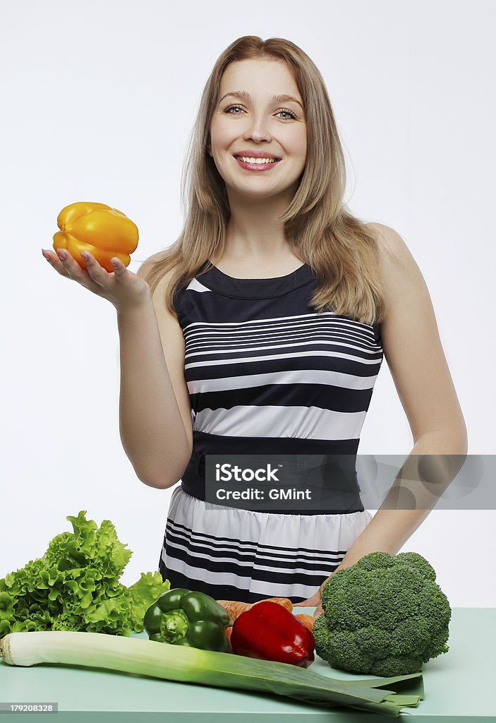 Bela jovem mulher com legumes - Foto de stock de 20-24 Anos royalty-free