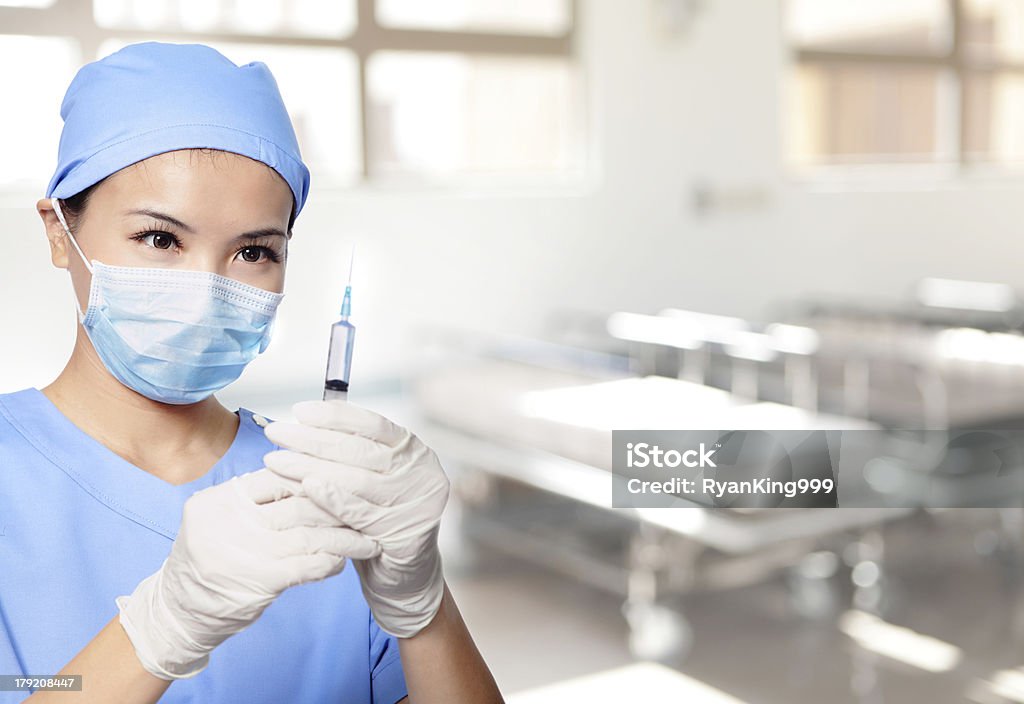 Donna medico con la siringa con ago - Foto stock royalty-free di Adulto