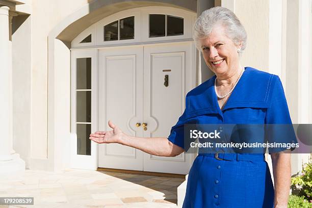 Senior Donna In Piedi Fuori Casa - Fotografie stock e altre immagini di 70-79 anni - 70-79 anni, Adulto, Adulto in età matura